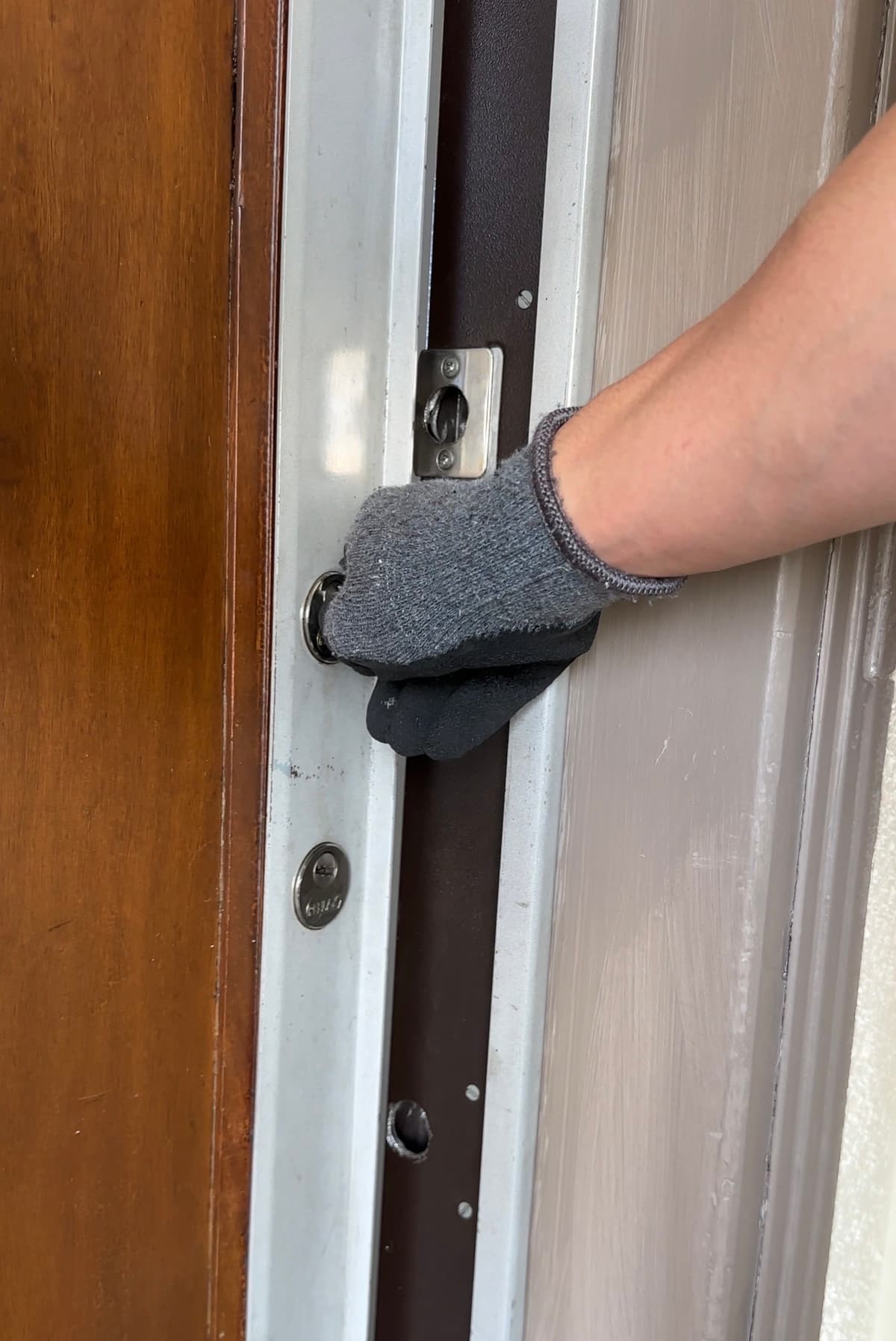 Locksmith technician on a call-out in Paris 5ème