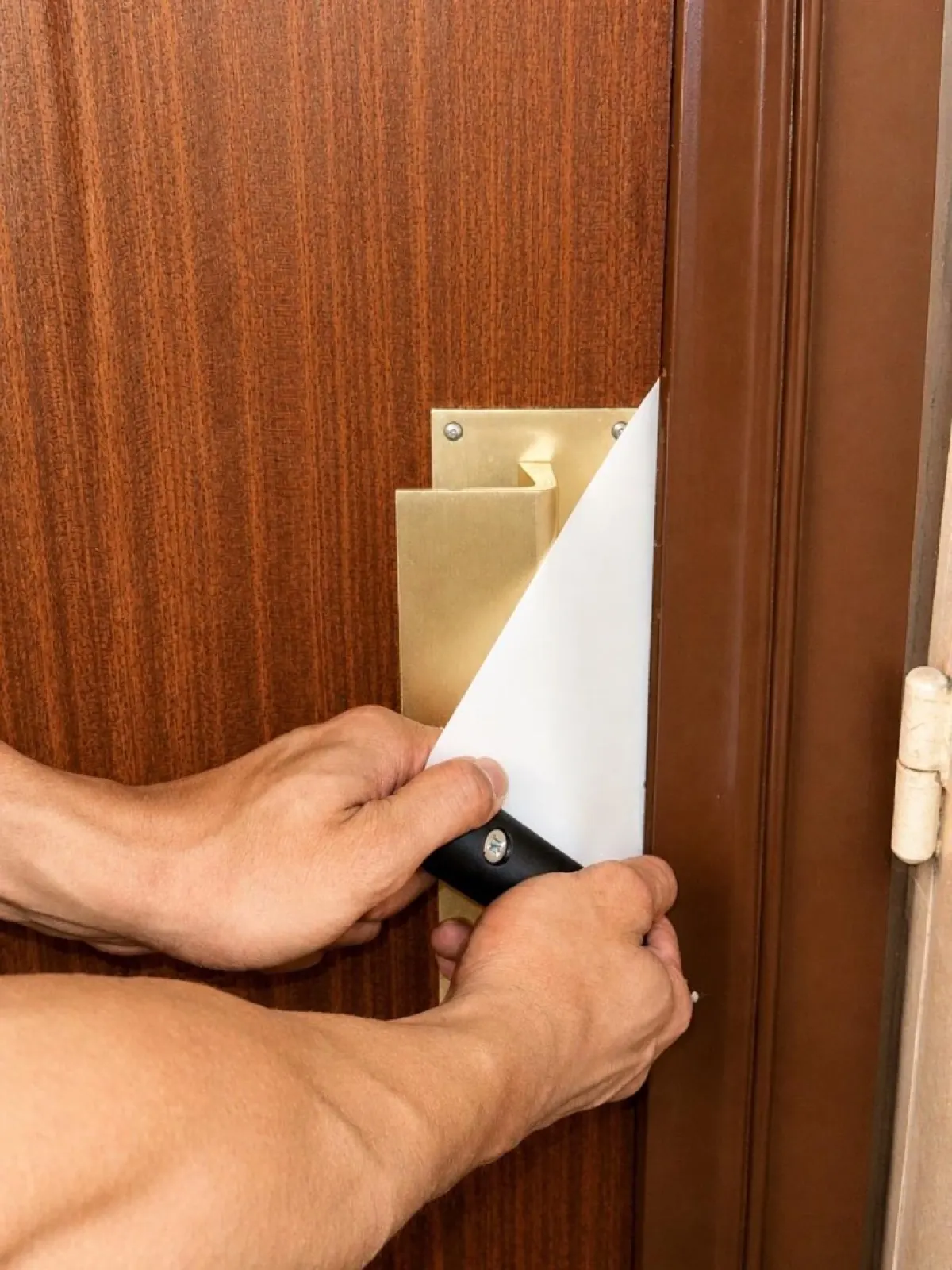 Damage-free slammed door opening by a locksmith in Paris 5ème