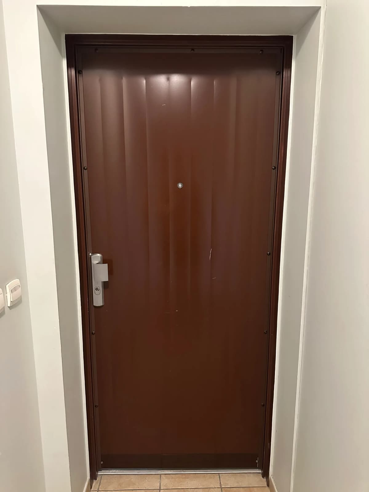 Porte blindée marron après blindage et pose de serrure multipoints à Paris