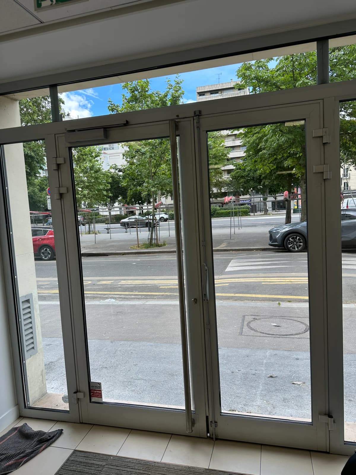 Porte vitrée double vitrage pour commerce après installation serrurerie Paris