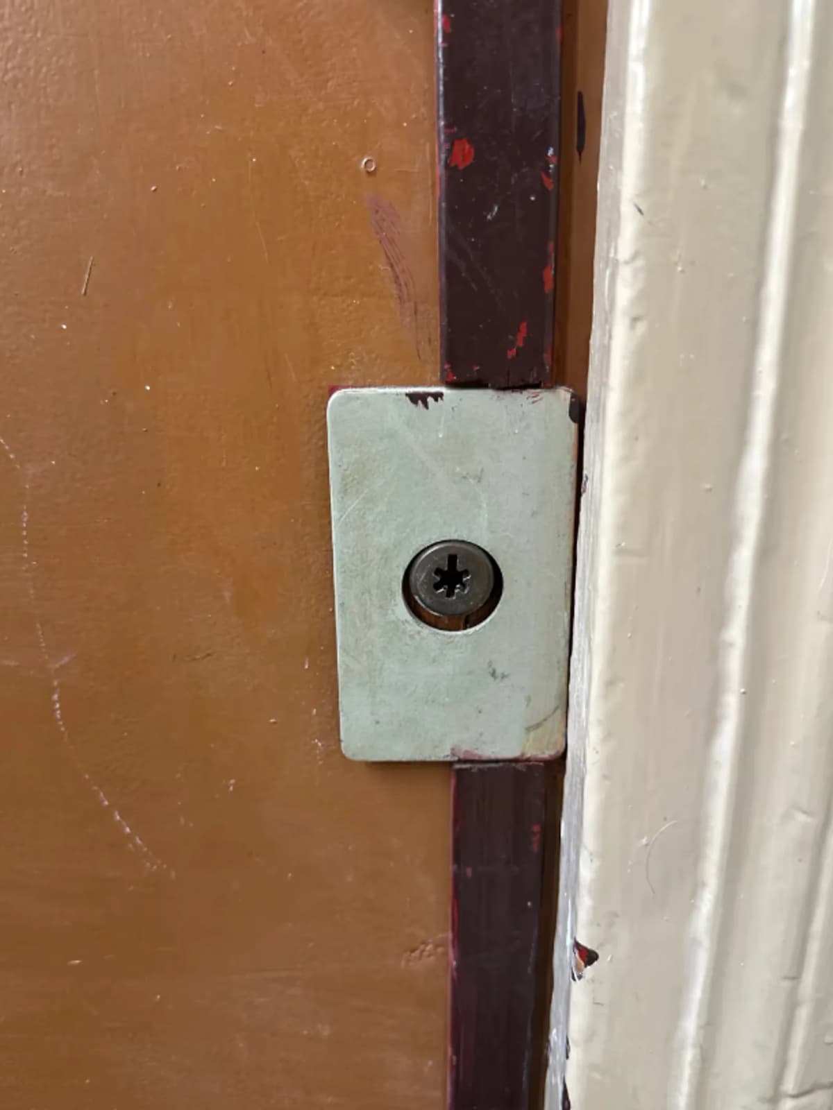 Serrure et cylindre usés avant remplacement par un serrurier à Paris